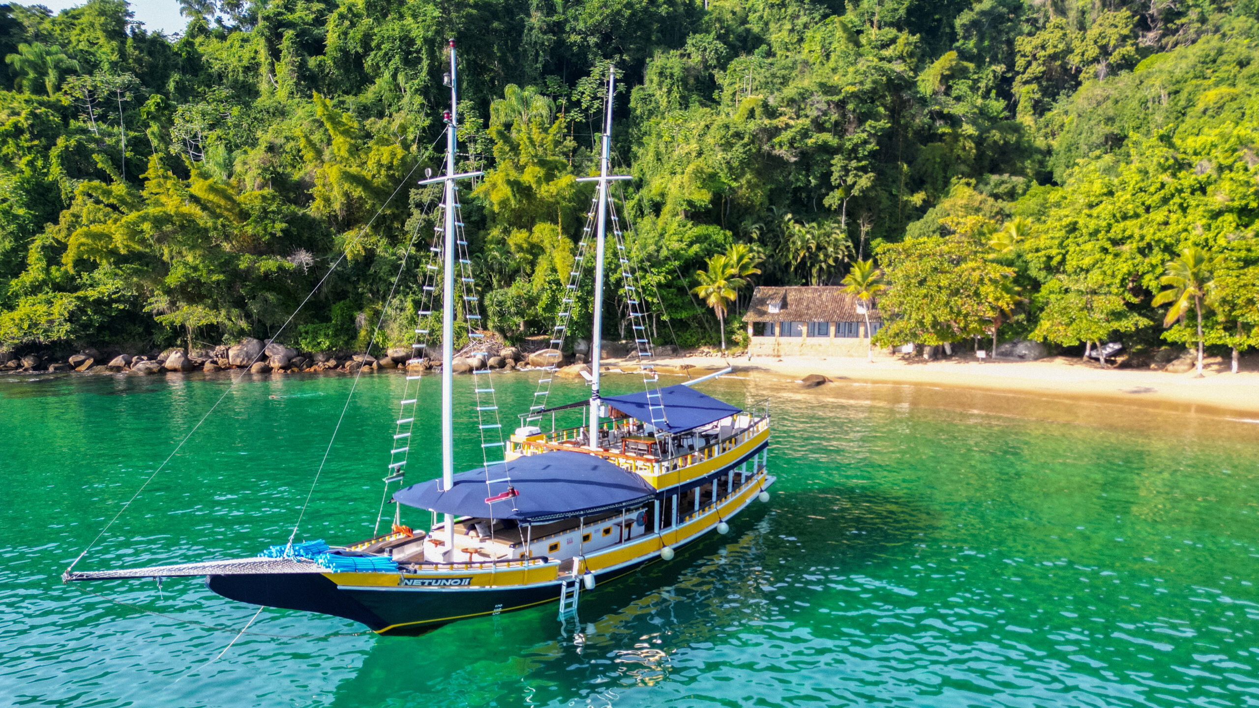 escuna no mar de paraty